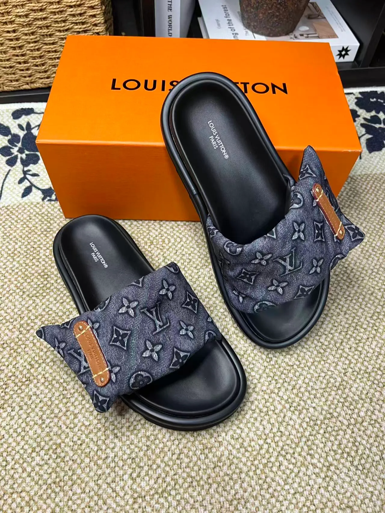 P340 [New Style] [LOUIS VUITTON] Louis Vuitton, LV printing, men's and women's slippers are now on the market, packed in drawer boxes with cloth bags and cards, the upper pattern looks very soft and waxy, and is a super versatile leg slimming tool. Fabric: imported denim/canvas/old fabric, LV hardware LOGO, official website pattern printing, comfortable to wear, feet: high-elastic PU water table. Sole: foam sole, heel height: about 5cm. Code number: 35-46, 35, 45, 46 are custom-made and non-returnable. Color: multiple colors and styles available.